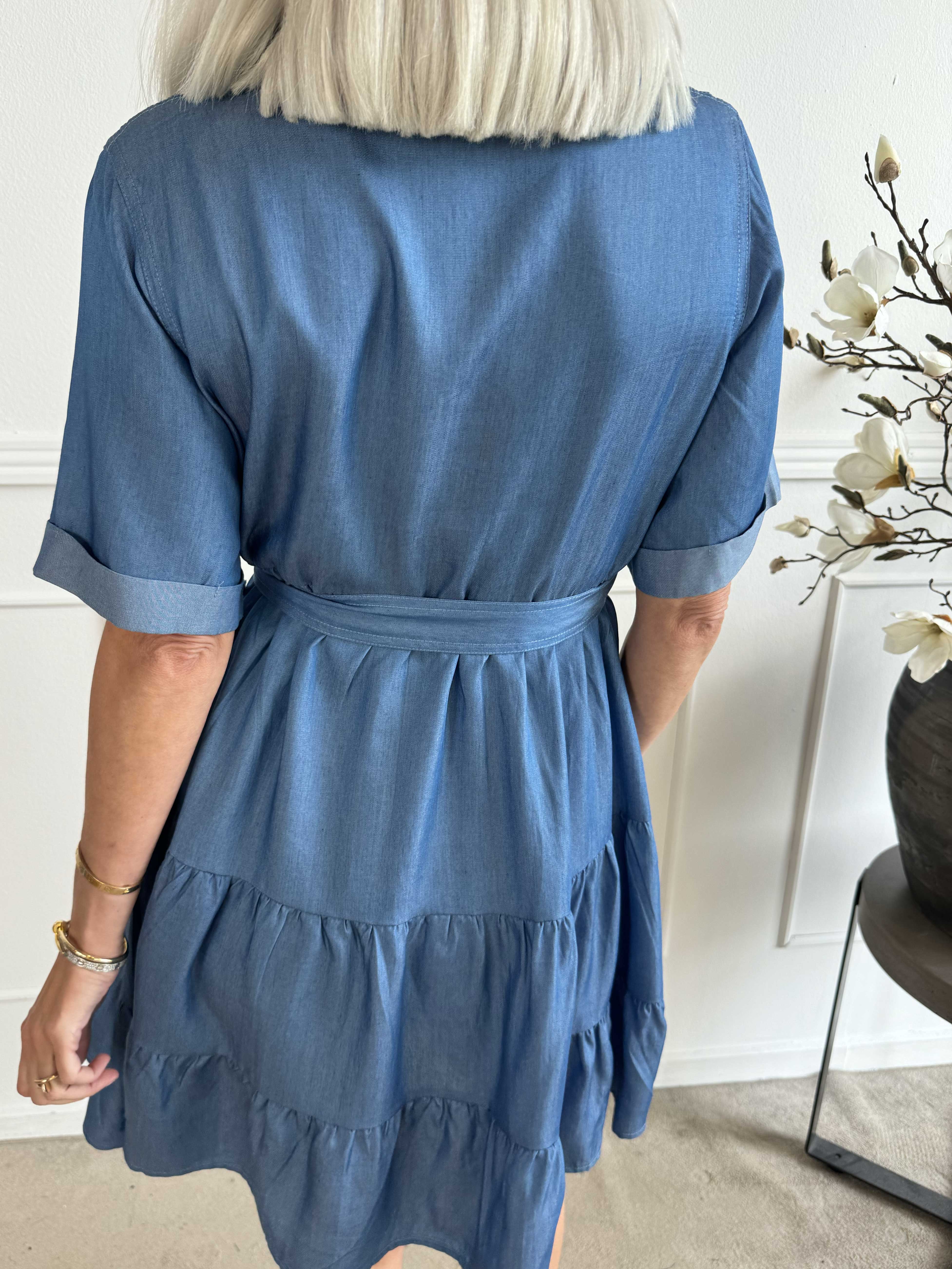 Kaija - Sød kort kjole i denim med lag på lag look